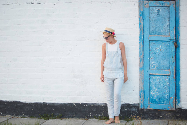 Pretty slim tan blonde stylish woman in straw hat and sunglasses posing - Foto, Imagem