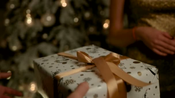 Boldog jóképű férfi gifting egy ajándék, fehér és arany színű mezőbe az ő gyönyörű hölgy. - Felvétel, videó