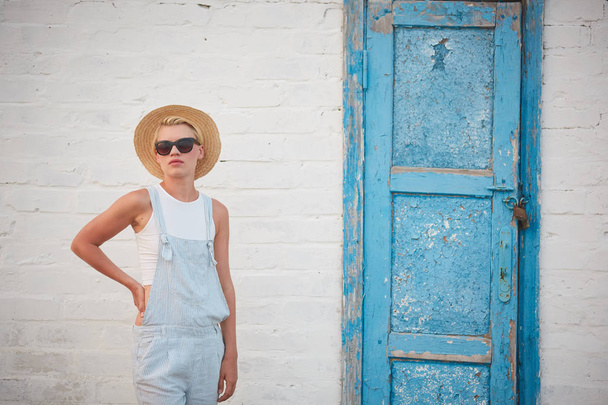 Pretty slim tan blonde stylish woman in straw hat and sunglasses posing - Zdjęcie, obraz