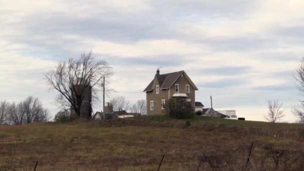 ein Bauernhaus an einem bewölkten Tag - Filmmaterial, Video