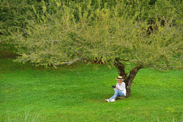 Woman enjoying the nature - Zdjęcie, obraz