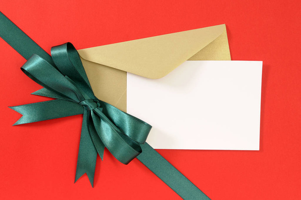Kerstmis of verjaardag kaart op rode cadeau papier achtergrond met gre - Foto, afbeelding