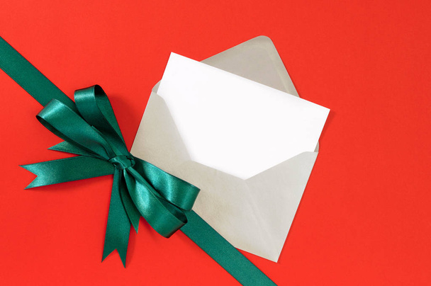 Joulu tai syntymäpäivä kortti punaisella lahjapaperilla taustalla gre
 - Valokuva, kuva
