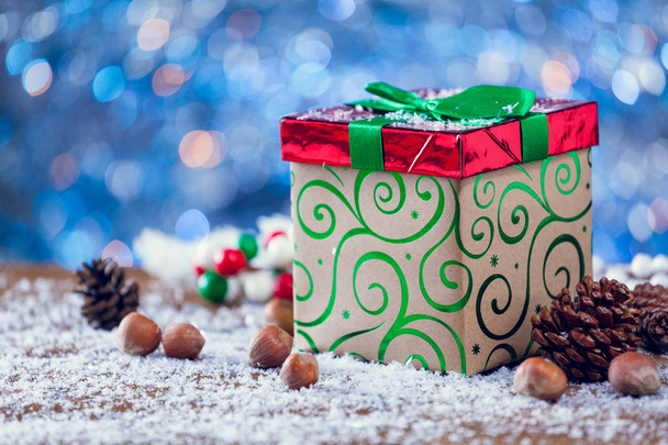 Red And Green Christmas Gift Box With Bow Decoration On Snow - Foto, Imagem