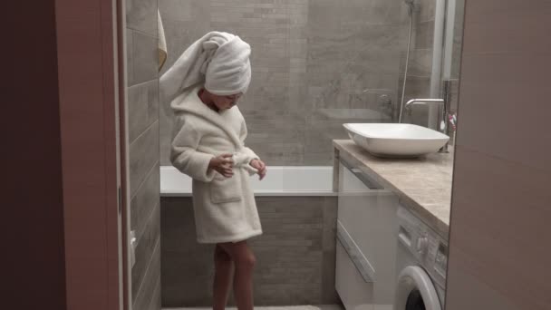 Klein meisje in een handdoek en een badjas - Video