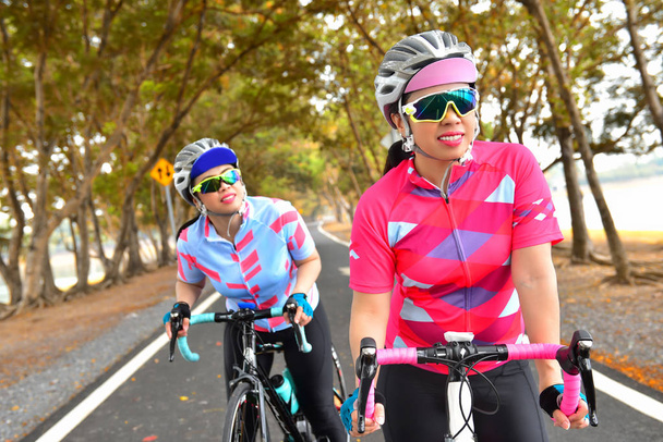 İki sporcumuz binmek bisiklet - Fotoğraf, Görsel
