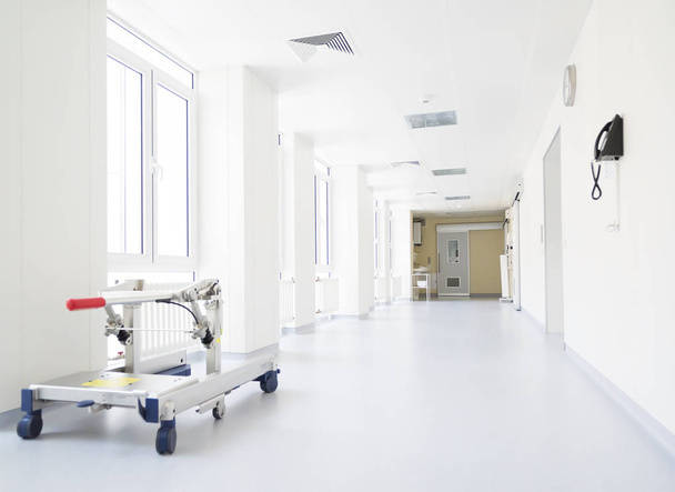 couloir d'hôpital avec sièges et fauteuils roulants
 - Photo, image