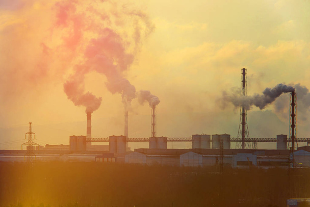 Курительные трубы теплоэлектростанции, выделяющие углекислый газ
 - Фото, изображение