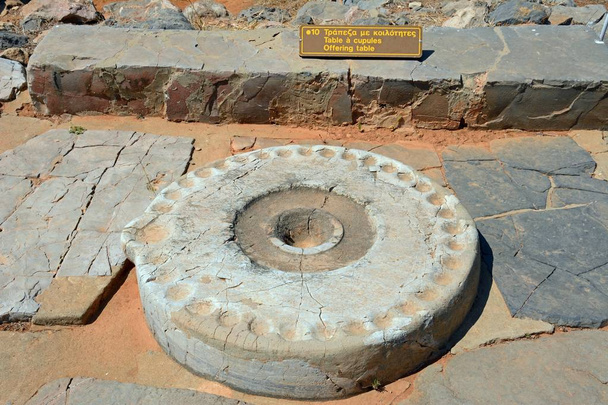 Древний жертвенный стол на руинах Минойской Малии, Малия, Крит
. - Фото, изображение
