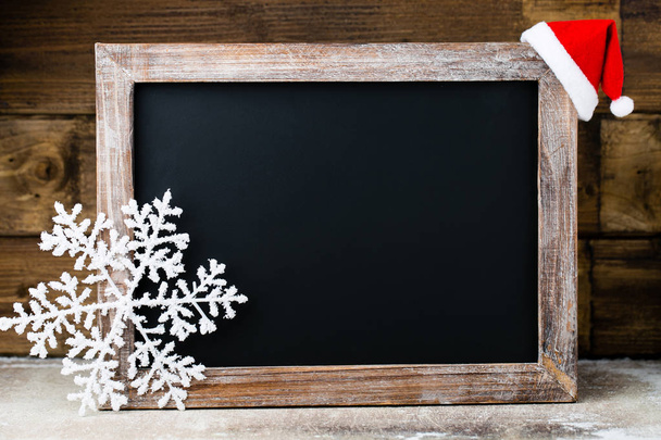 Vánoční tabule s výzdobou. Santa čepice, hvězdy, dřevěné  - Fotografie, Obrázek