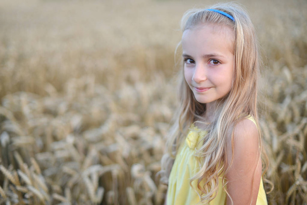 beautiful girl in field - Foto, Imagen