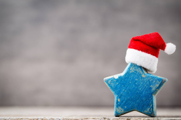 Karácsonyi csillag dekoráció santa kalap. Évjáratok háttér. - Fotó, kép