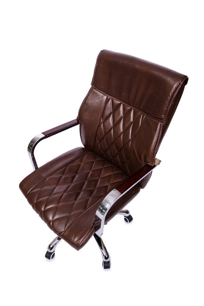 Офисное кресло из коричневой кожи изолировано от белого
 - Фото, изображение