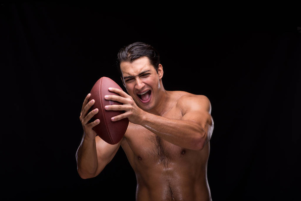 Homme musclé déchiré avec le football américain
 - Photo, image