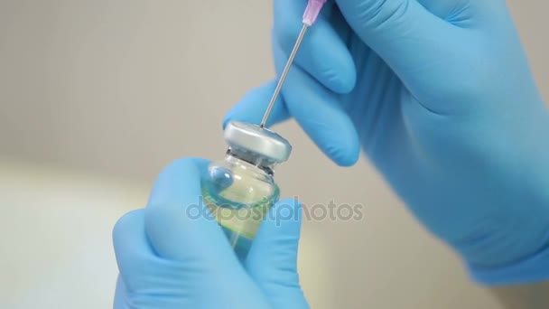Hands of the doctors filling a syringe. close-up - Séquence, vidéo