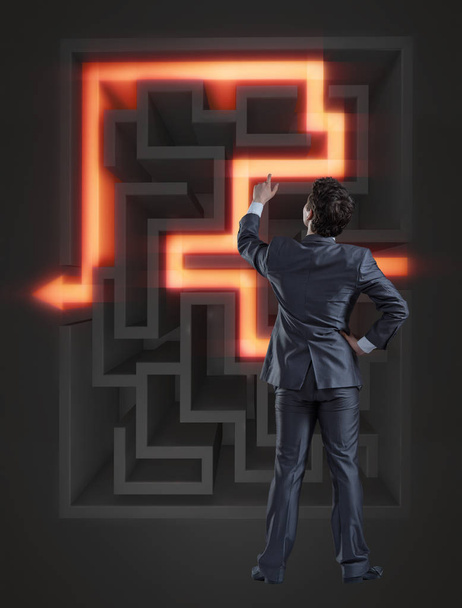 Üzletember, a labirintus a nehéz helyzetekben koncepció - Fotó, kép