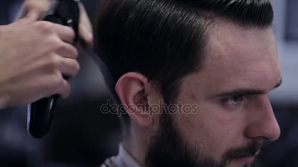 Barber shape up haircut white man with electric razor at barbershop, close-up. - Felvétel, videó