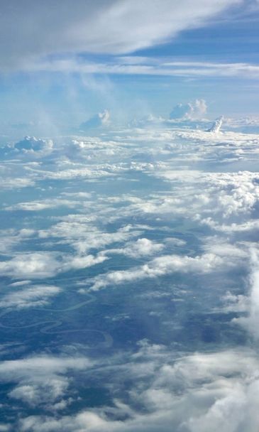 Dikey mavi gökyüzü cennet kökenli havadan görünümü - Fotoğraf, Görsel