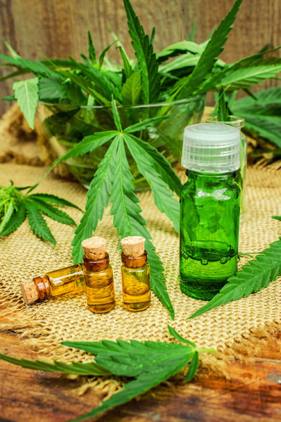 cannabis voor behandeling (afkooksel, tinctuur, uittreksel olie). - Foto, afbeelding