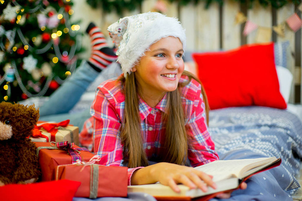 happy child girl with Christmas gifts - Foto, Imagem