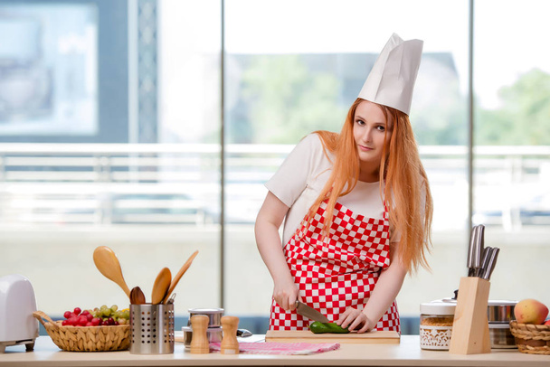 Redhead cocinero trabajando en la cocina
 - Foto, Imagen