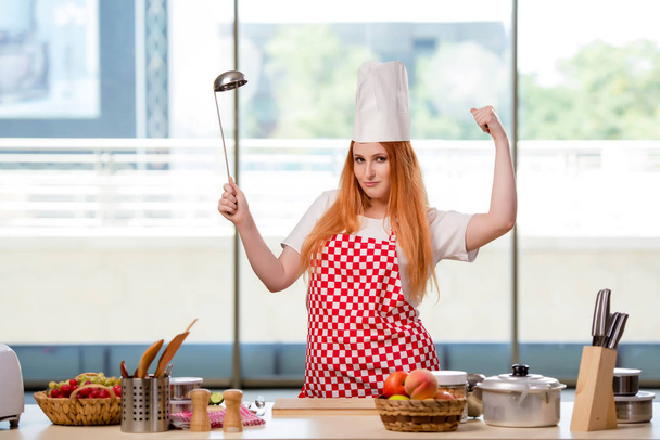 Redhead cocinero trabajando en la cocina
 - Foto, Imagen
