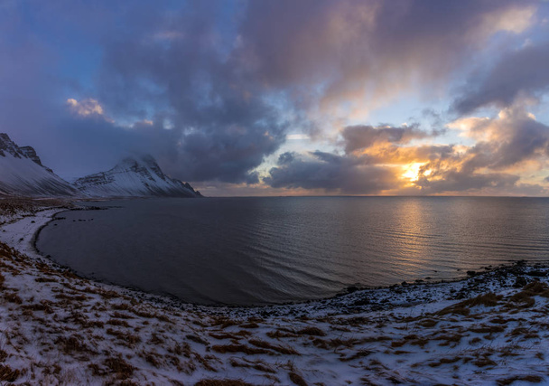 Puesta de sol en Islandia Oriental
 - Foto, Imagen
