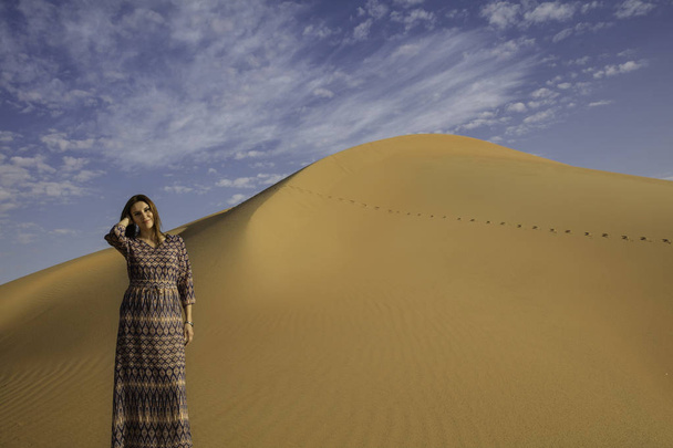 Modèle Anna dans le désert de Rub al Khali
 - Photo, image