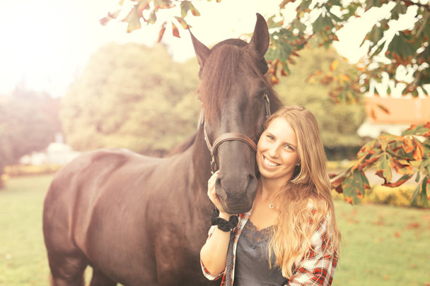 Nuori kaunis nainen hevosen kanssa
 - Valokuva, kuva