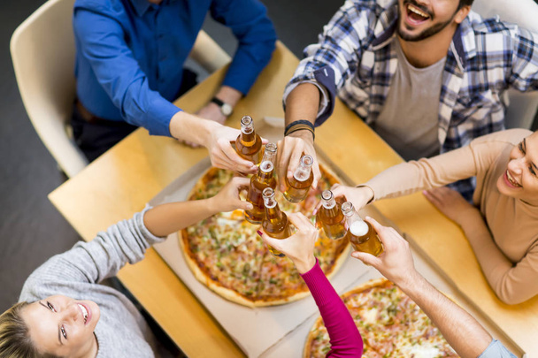 Freunde auf Pizza-Party - Foto, Bild