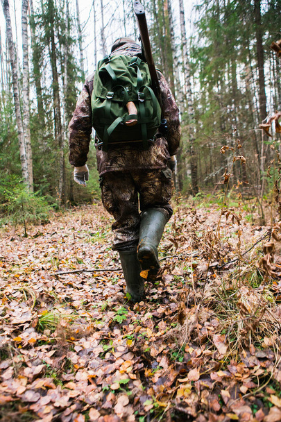 Hunter walking in the woods - Foto, Imagem