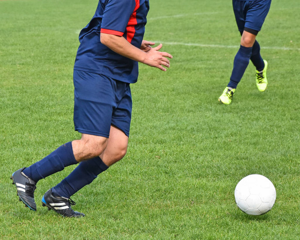 Jogar futebol ao ar livre
 - Foto, Imagem