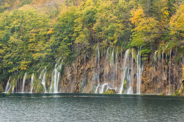 秋の色や滝のプリトヴィツェ国立公園 - 写真・画像