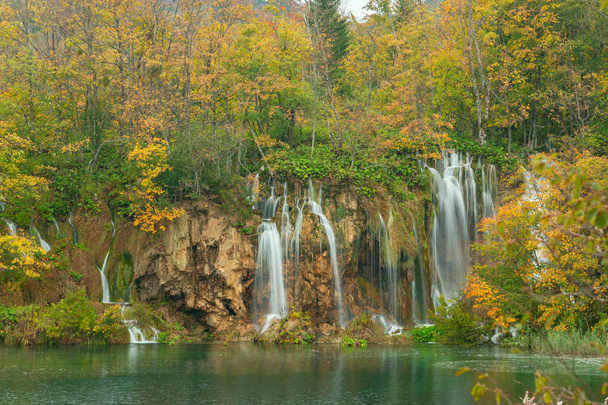Autum kolory i wodospady w parku narodowym Plitwice - Zdjęcie, obraz