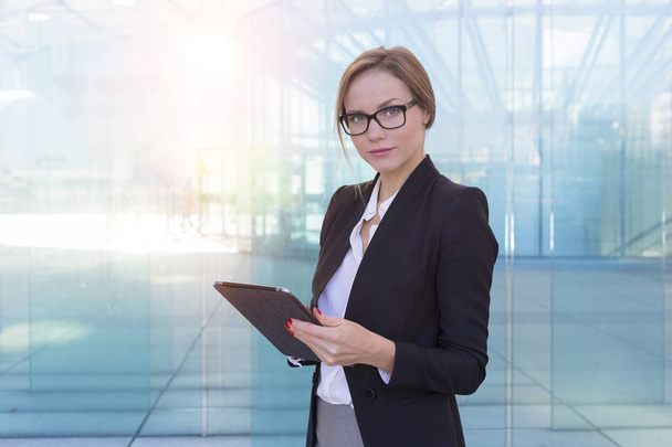 Portrait of a businesswoman using a digital tablet - Foto, Imagem