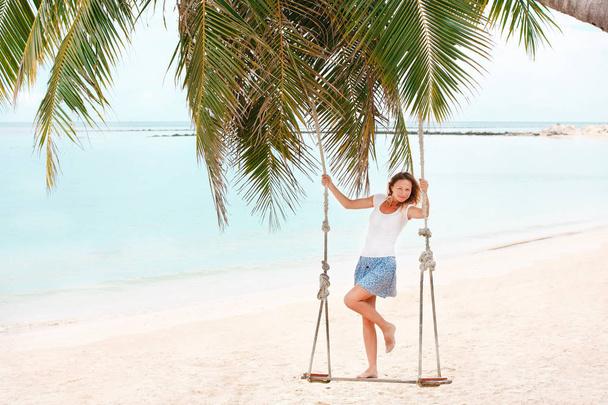 Girl playing the swing on beach - Foto, Imagem