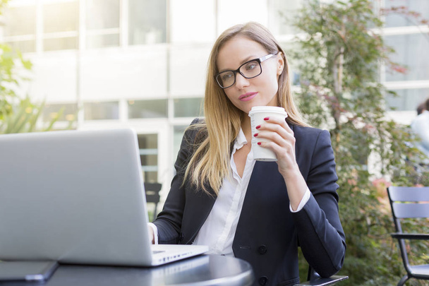 businesswoman having a coffee break - Foto, Imagen