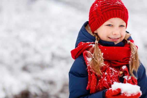 Little girl outdoors on winter - Valokuva, kuva