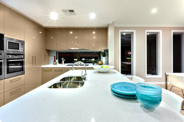 Close-up de uma bancada de cerâmica branca em uma cozinha moderna inter
 - Foto, Imagem