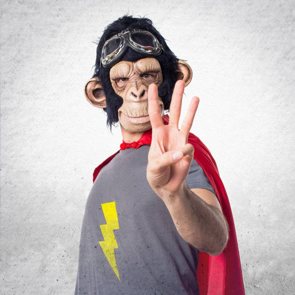 Homem macaco super-herói contando três
 - Foto, Imagem