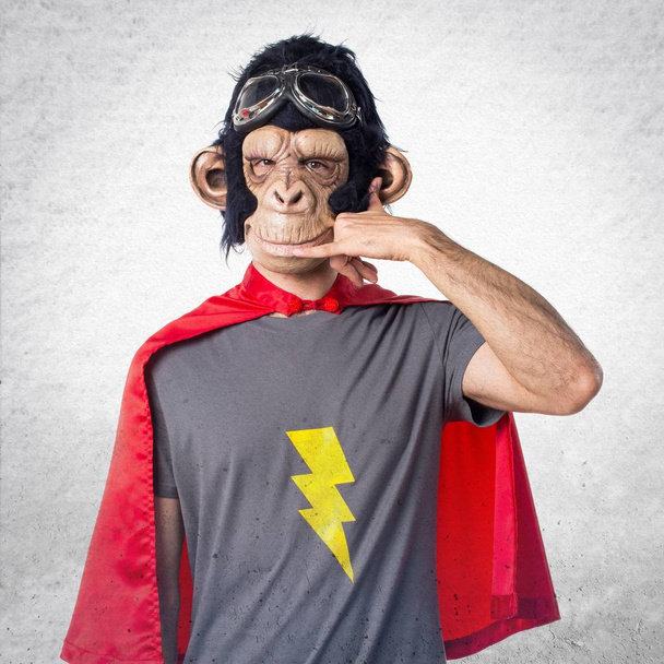 Supersankari apina mies tekee puhelimen ele
 - Valokuva, kuva