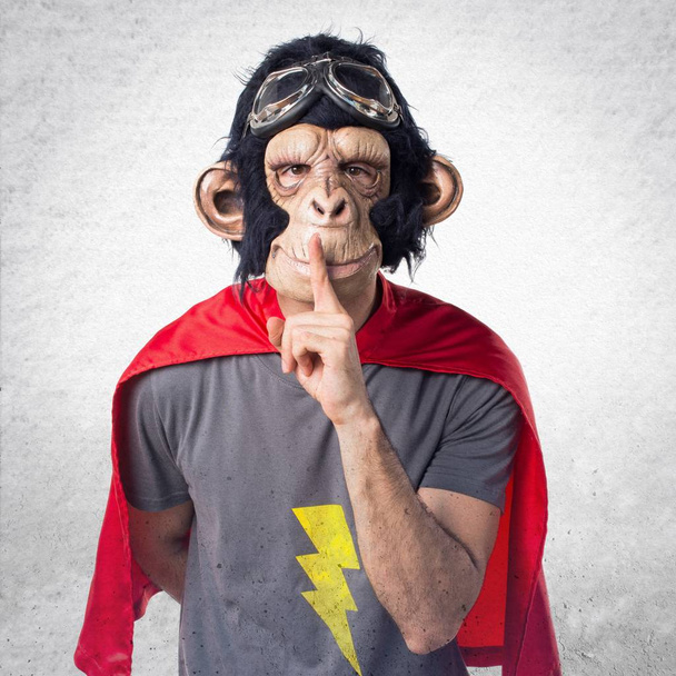 Hombre mono superhéroe haciendo gesto de silencio
 - Foto, imagen