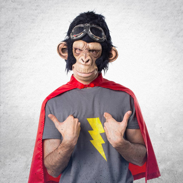 Hombre mono superhéroe haciendo gesto sorpresa
 - Foto, imagen