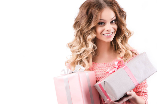 Happy woman holding gift box. - Foto, afbeelding