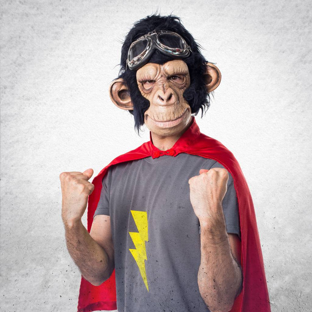 Şanslı süper kahraman maymun adam - Fotoğraf, Görsel