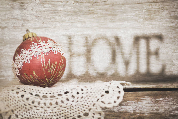Ξύλινο φόντο με Χριστουγεννιάτικη μπάλα  - Φωτογραφία, εικόνα