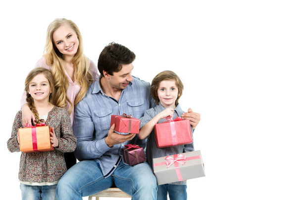 Heureuse famille aimante avec des cadeaux isolés
. - Photo, image