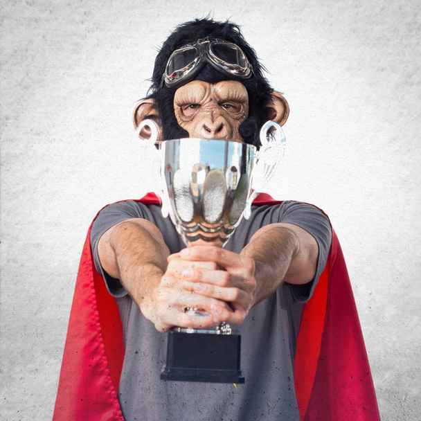 Супергеройська мавпа тримає трофей
 - Фото, зображення