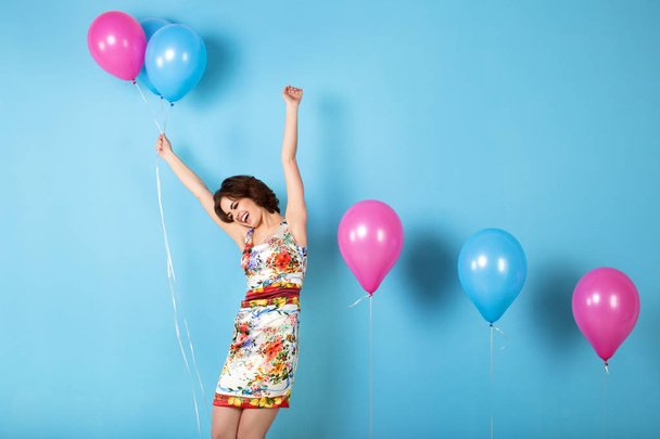 Happy young woman with helium air balloons. - Foto, afbeelding