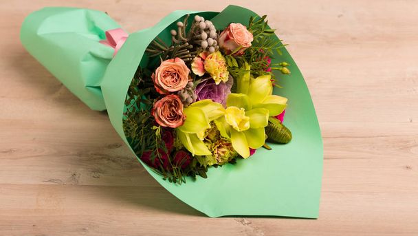квіти в подарунковій коробці
 - Фото, зображення